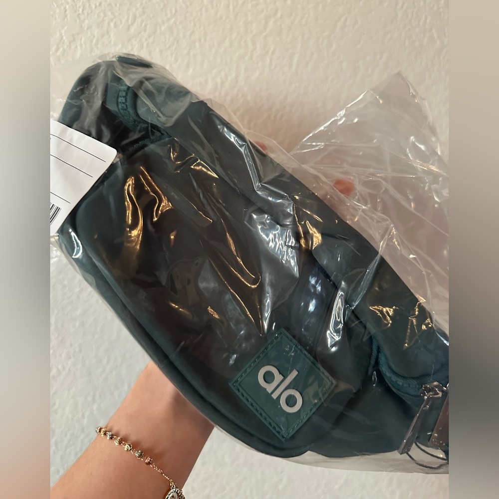 ALO Yoga explorer fanny pack
